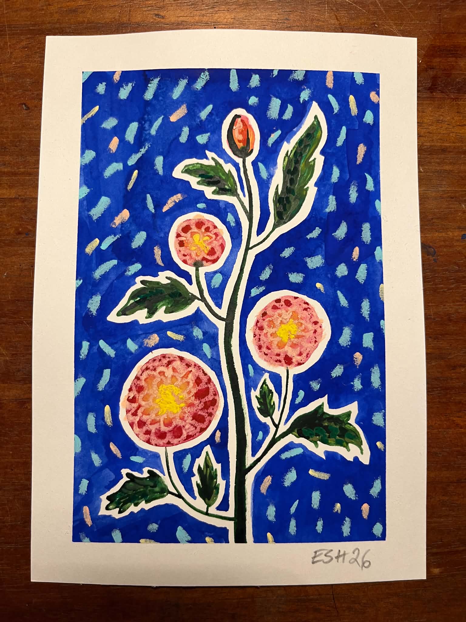 Lyserøde blomster på koboltblå baggrund