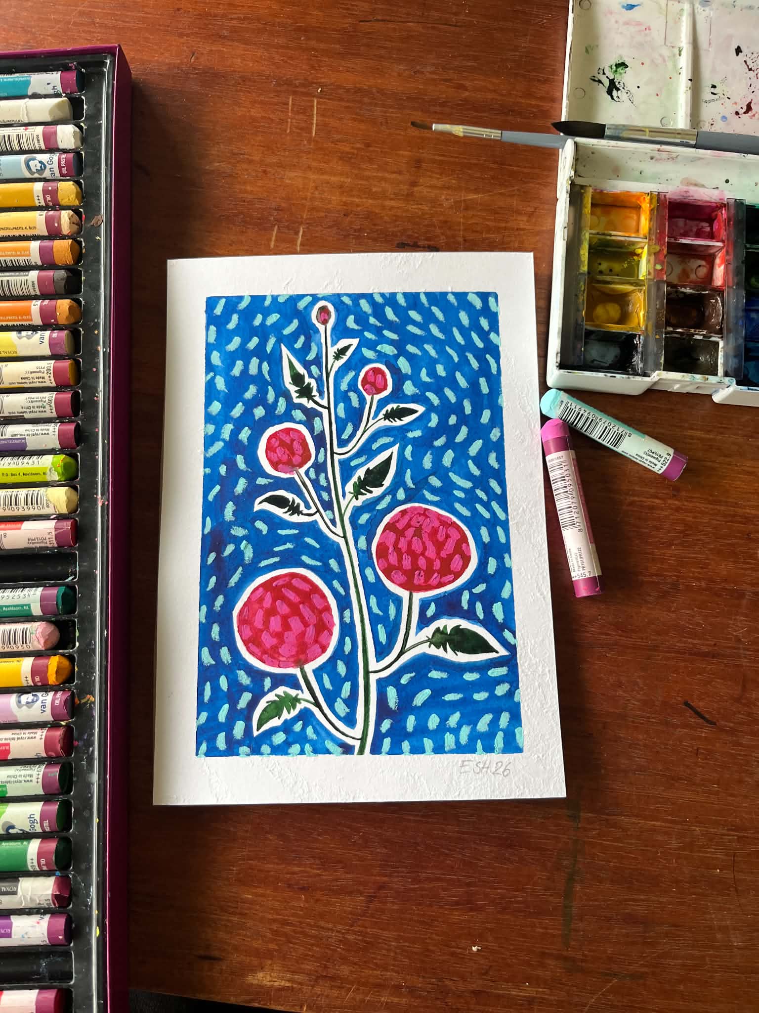 Lyserøde blomster på dybblå baggrund