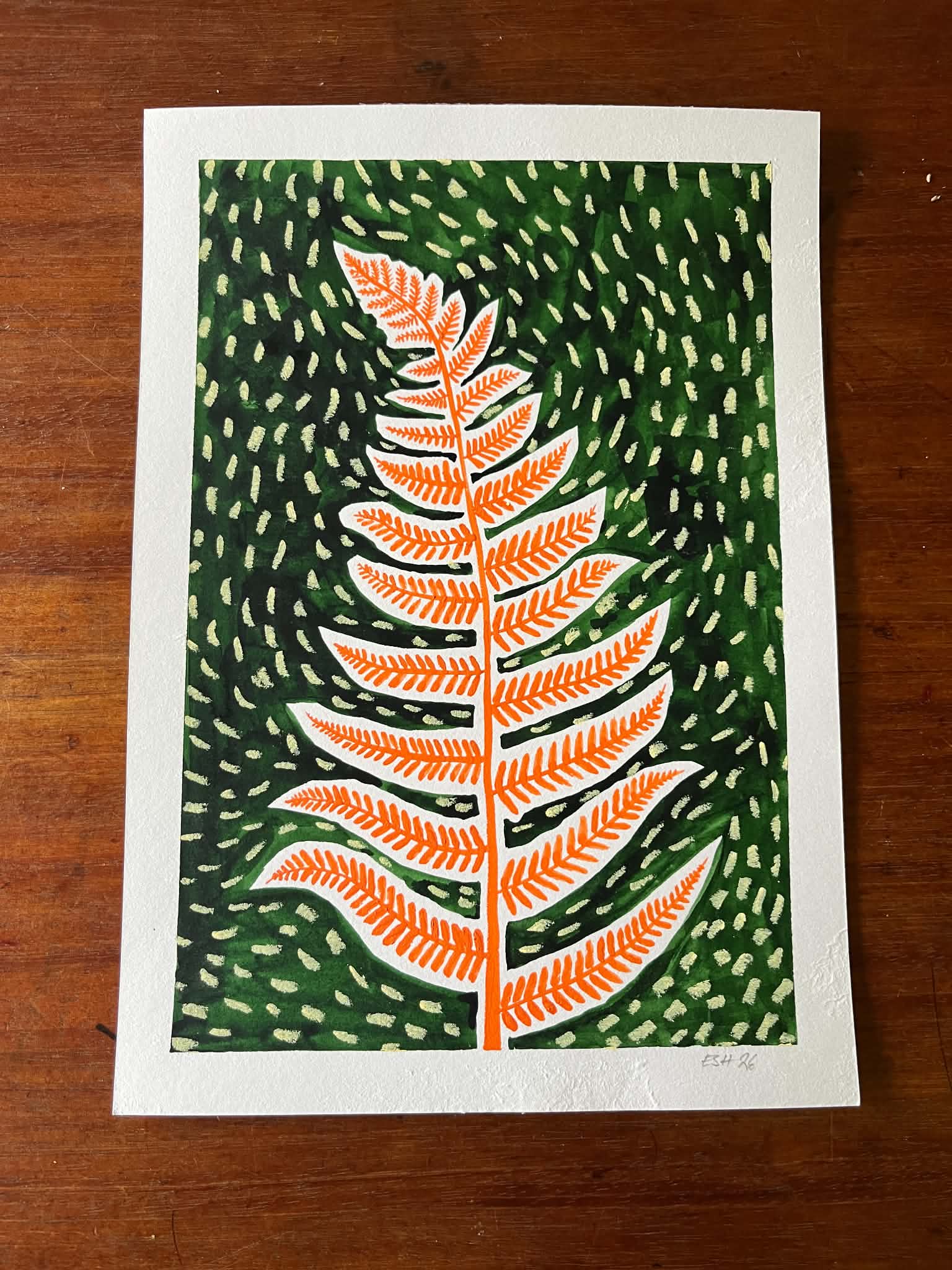Orange bregne på mørkegrøn baggrund