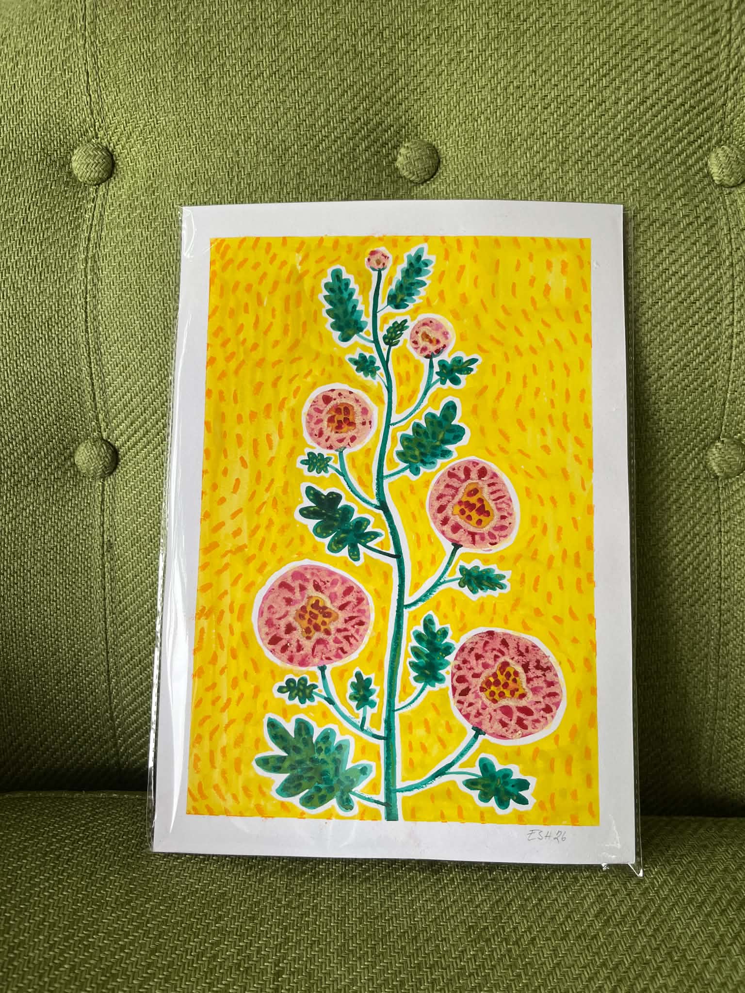 Lyserøde blomster på gul baggrund
